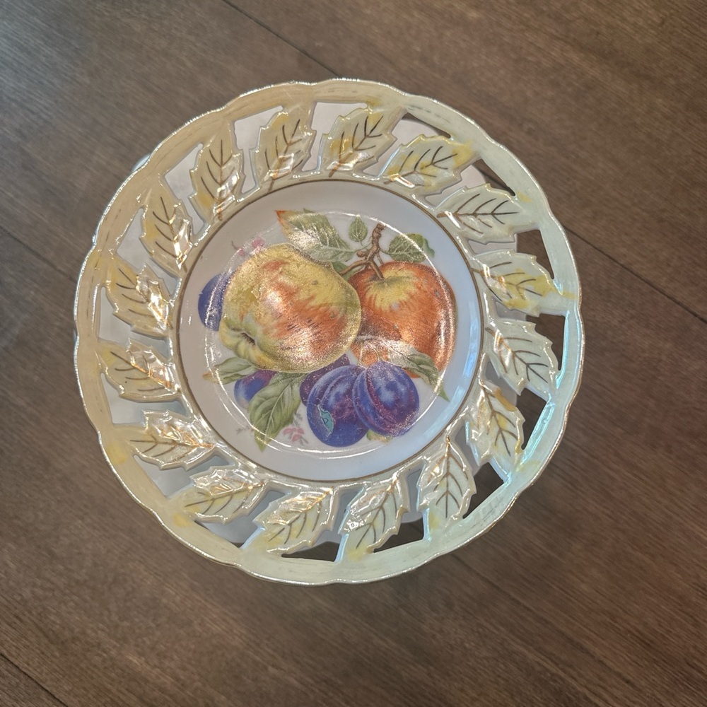 Gold and‎ White Scalloped Edge Serveware